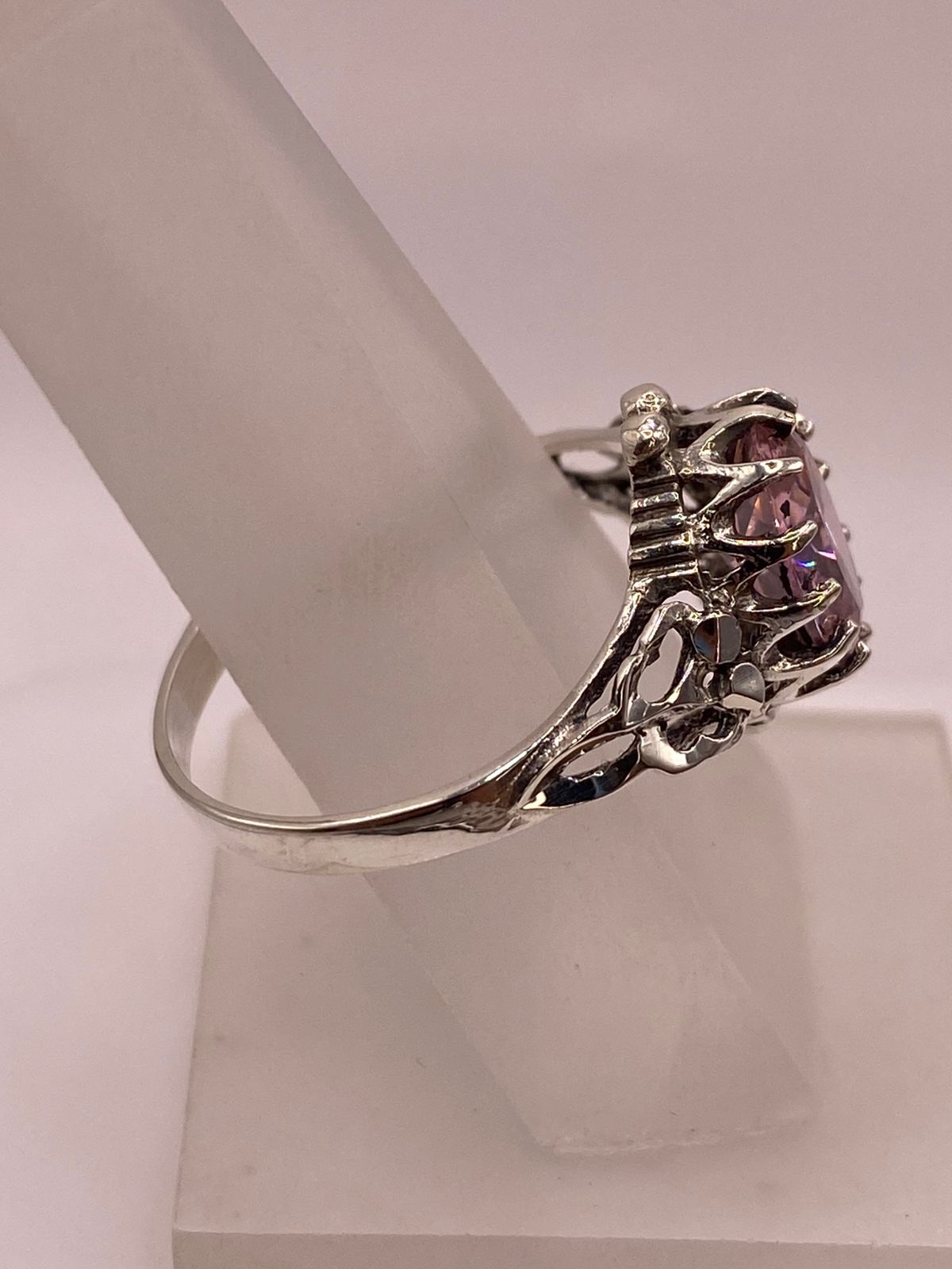 Anillo Estilo Princesa con Zirconia Rosa en Plata Ley .925, vista de detalle
