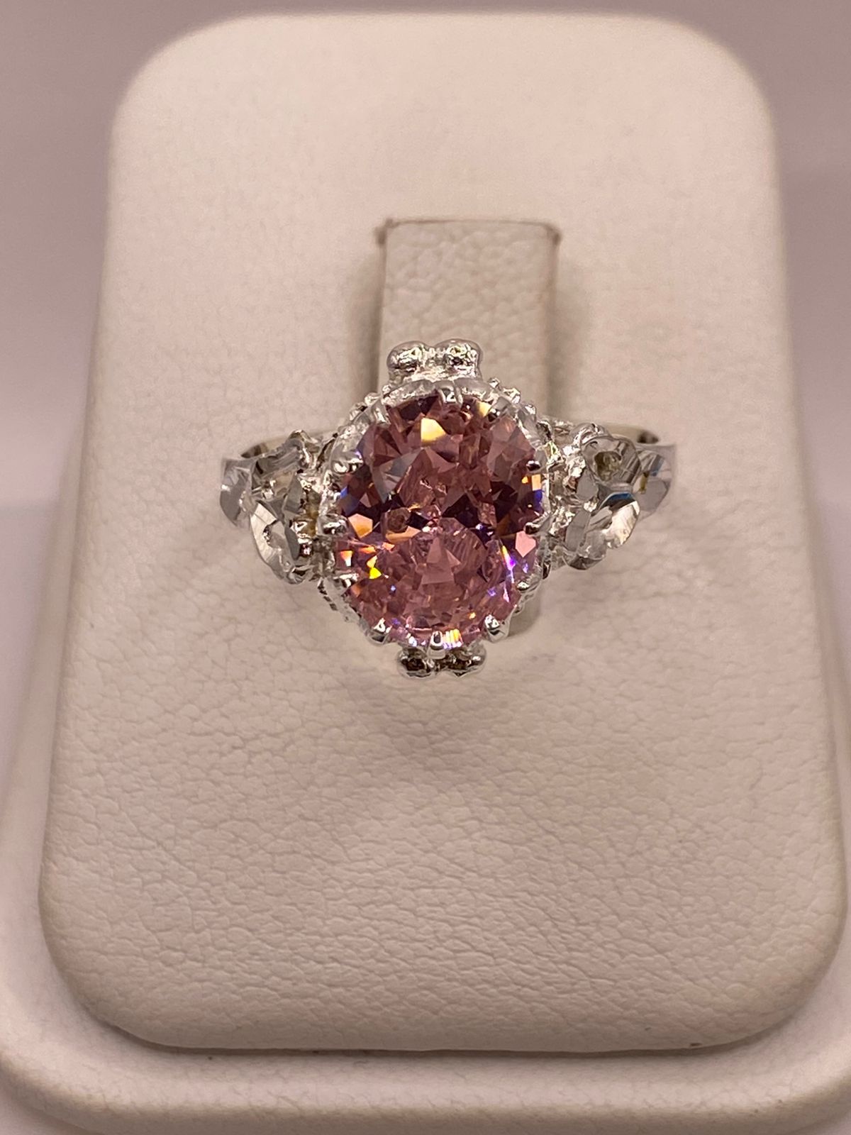 Anillo Estilo Princesa con Zirconia Rosa en Plata Ley 925 — ángulo diagonal