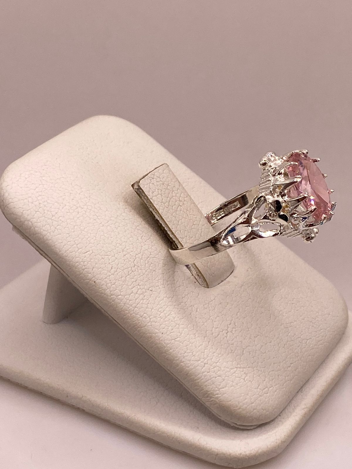 Anillo Estilo Princesa con Zirconia Rosa en Plata Ley 925, vista lateral