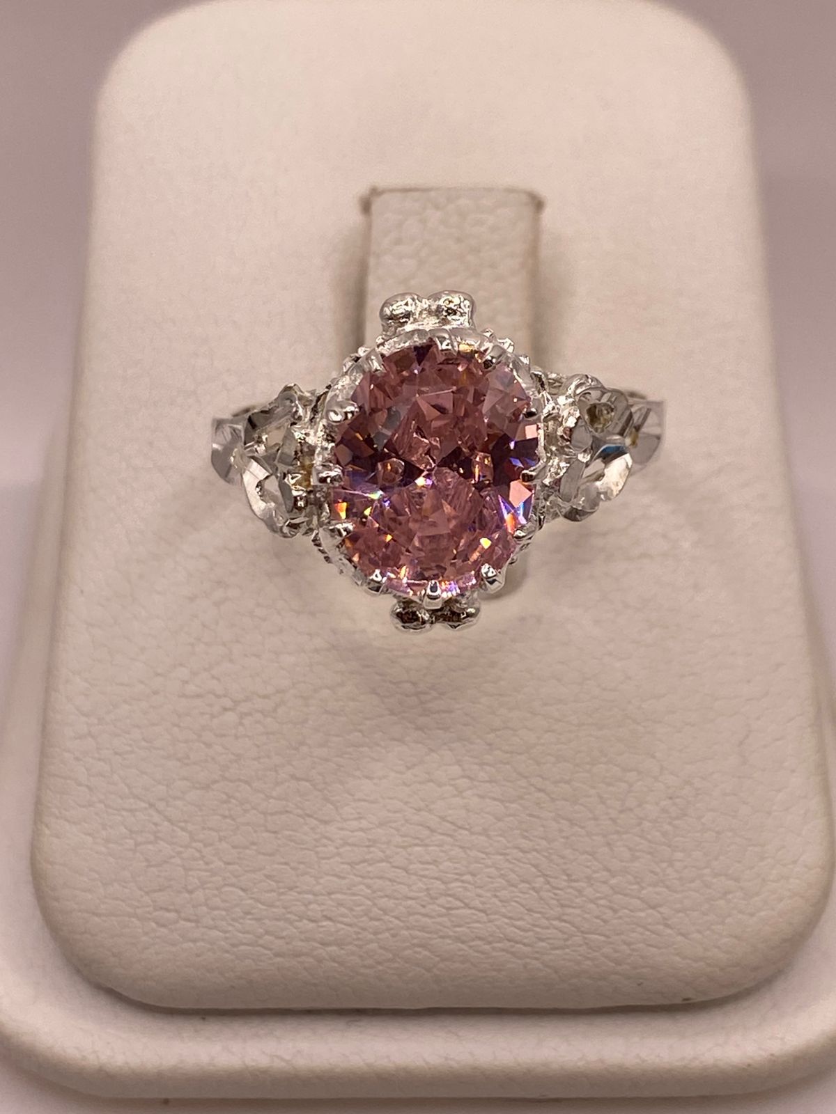 Anillo Estilo Princesa con Zirconia Rosa en Plata Ley 925, vista de detalle