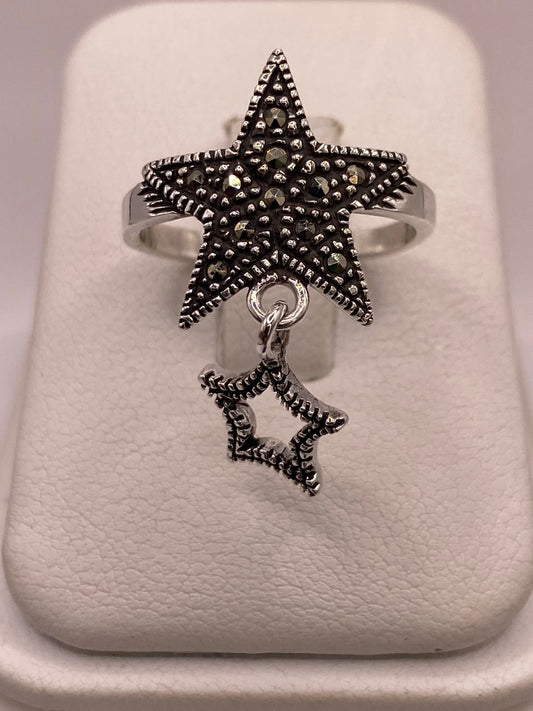 Anillo Estrella Colgante con Marquesitas en Plata Ley 925 en báscula mostrando peso