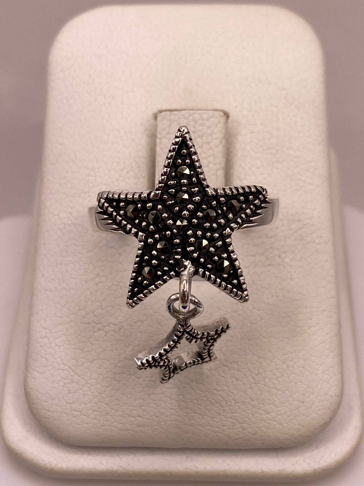 Anillo Estrella con Marquesitas en Plata Ley 925 en báscula mostrando peso