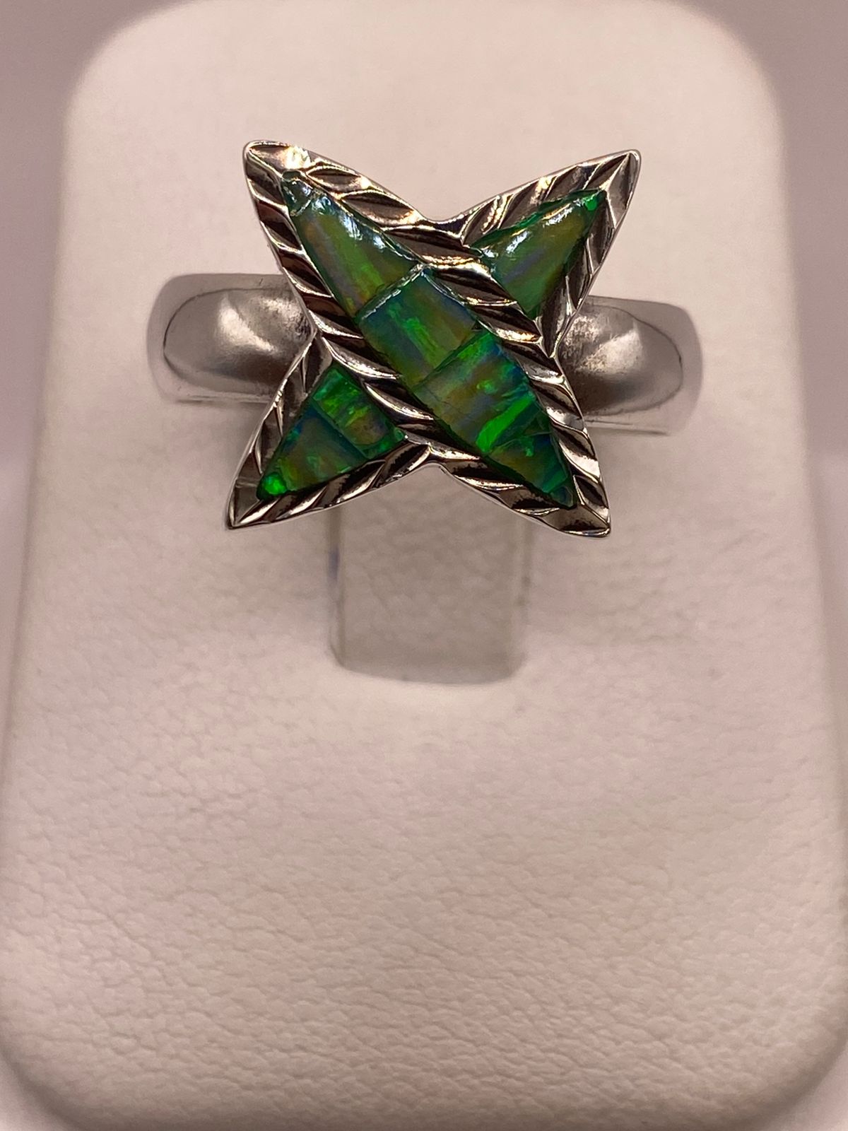 Anillo de Estrella en Plata Ley 950 con Ópalo Verde Azul — ángulo diagonal