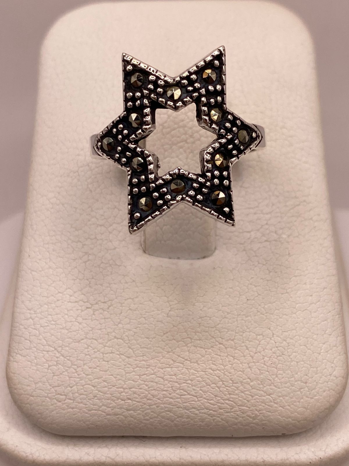 Anillo Estrella Vintage con Marquesitas en Plata Ley 925 en báscula mostrando peso