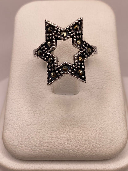 Anillo Estrella Vintage con Marquesitas en Plata Ley 925 en báscula mostrando peso