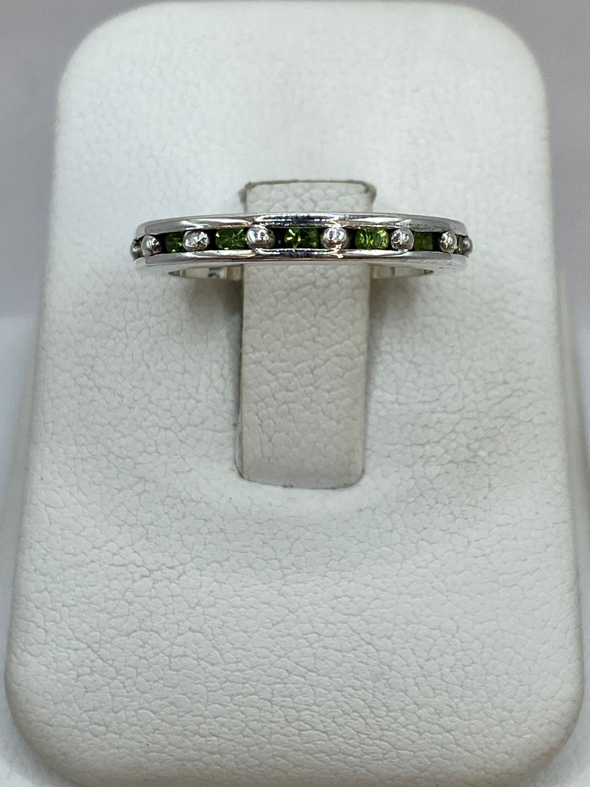Anillo Eternity con Zirconia Verde Claro en Plata 925 — detalle de acabado