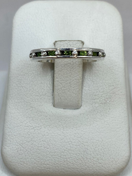 Anillo Eternity con Zirconia Verde Claro en Plata 925 — detalle de acabado