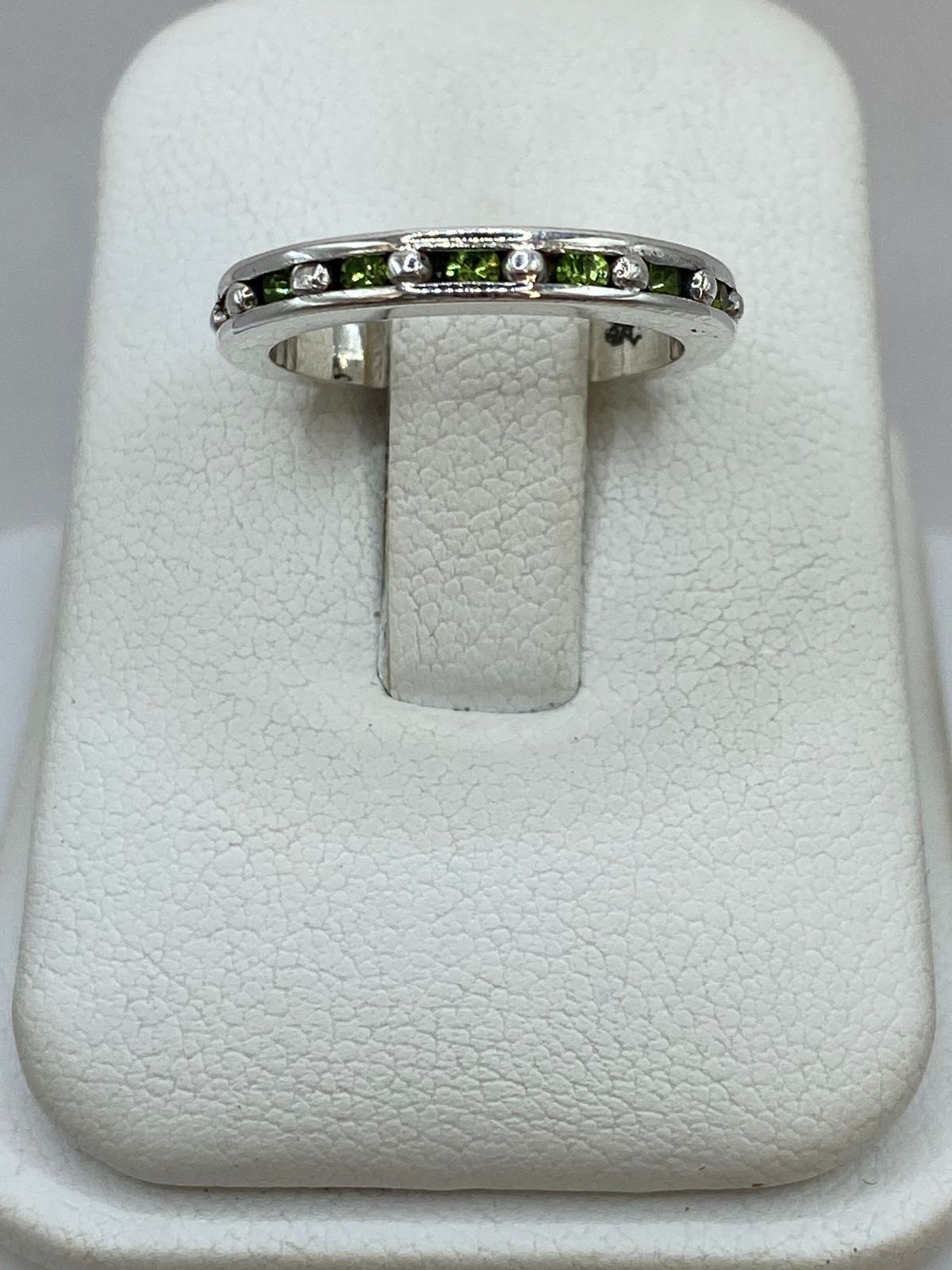 Anillo Eternity con Zirconia Verde Claro en Plata 925, vista frontal