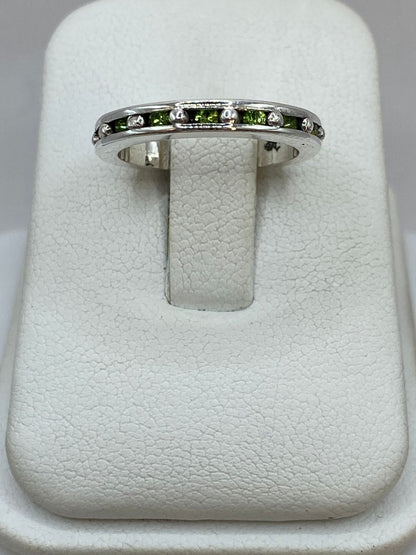 Anillo Eternity con Zirconia Verde Claro en Plata 925, vista frontal