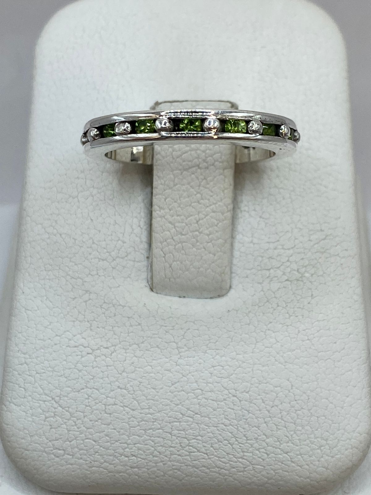 Anillo Eternity con Zirconia Verde Claro en Plata 925, vista de detalle