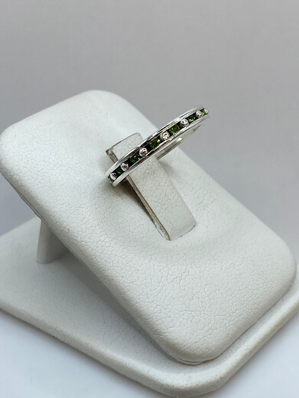 Anillo Eternity con Zirconia Verde Claro en Plata 925, vista lateral