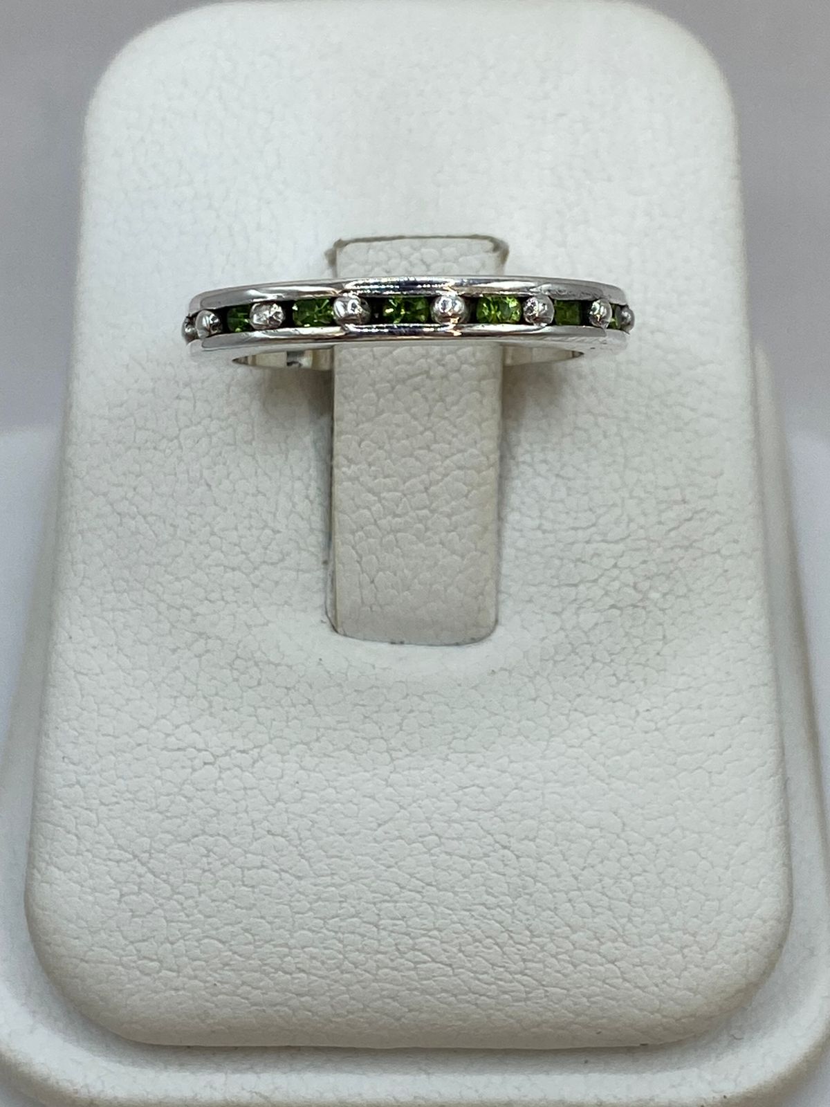 Anillo Eternity con Zirconia Verde Claro en Plata 925, vista superior