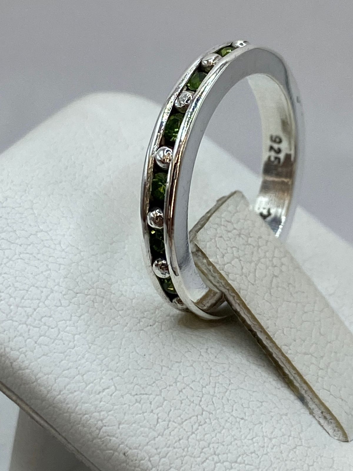 Anillo Eternity con Zirconia Verde Claro en Plata 925, vista posterior