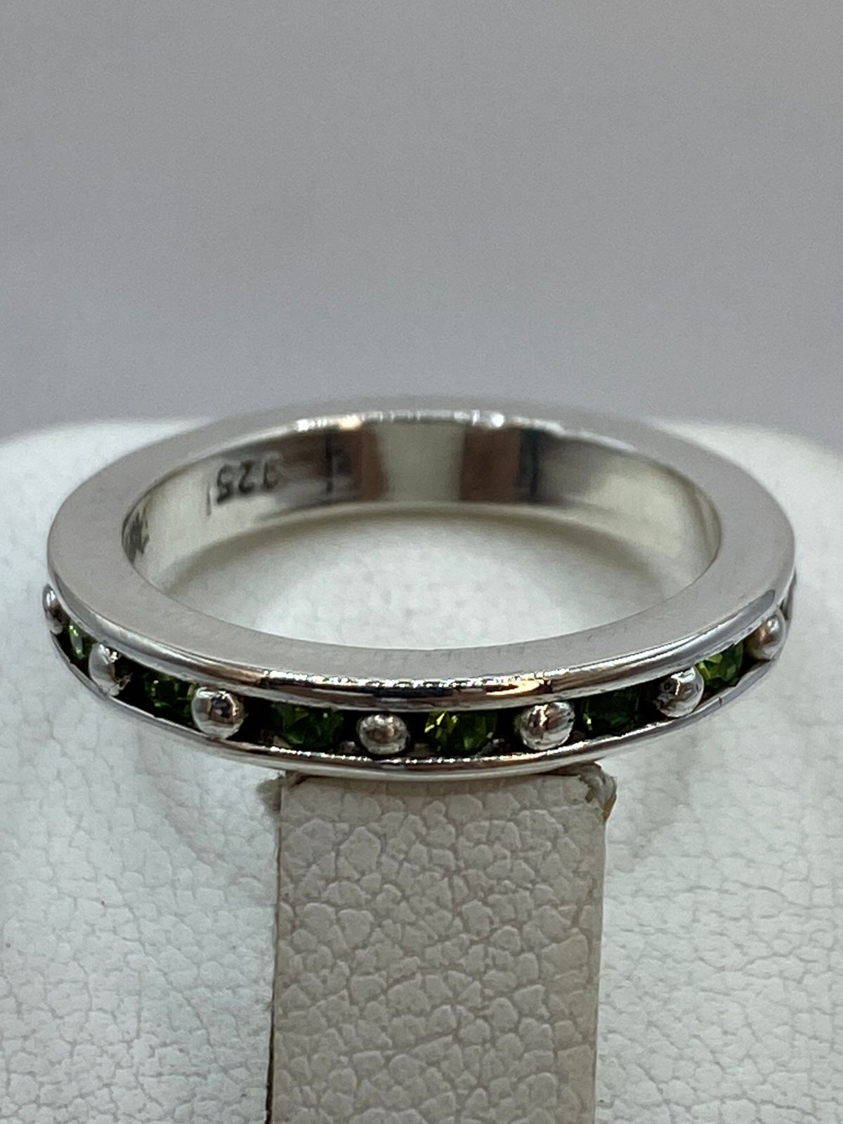 Anillo Eternity con Zirconia Verde Claro en Plata 925, sello de autenticidad Plata Ley .925