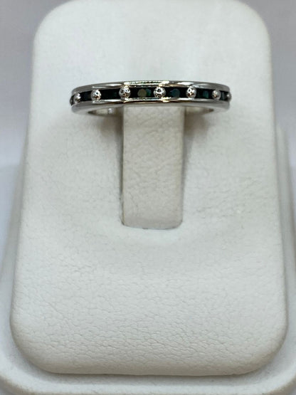 Anillo Eternity con Zirconia Verde Oscuro en Plata 925 — ángulo diagonal