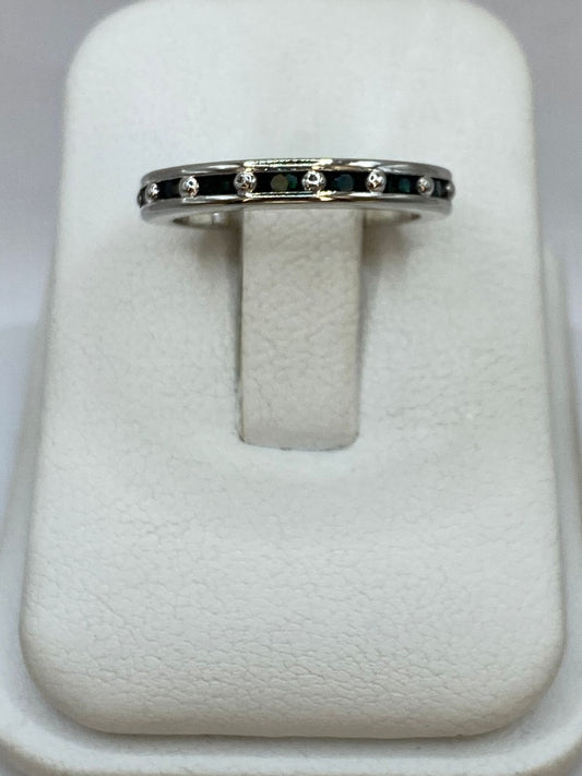 Anillo Eternity con Zirconia Verde Oscuro en Plata 925 — ángulo diagonal