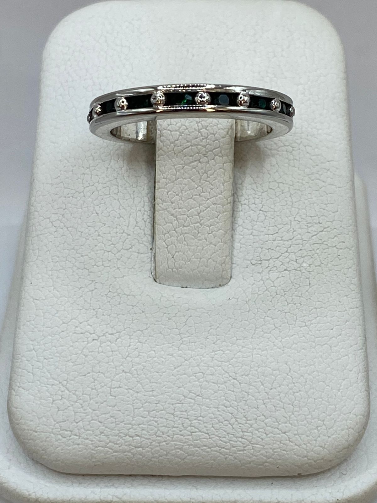 Anillo Eternity con Zirconia Verde Oscuro en Plata 925, vista frontal