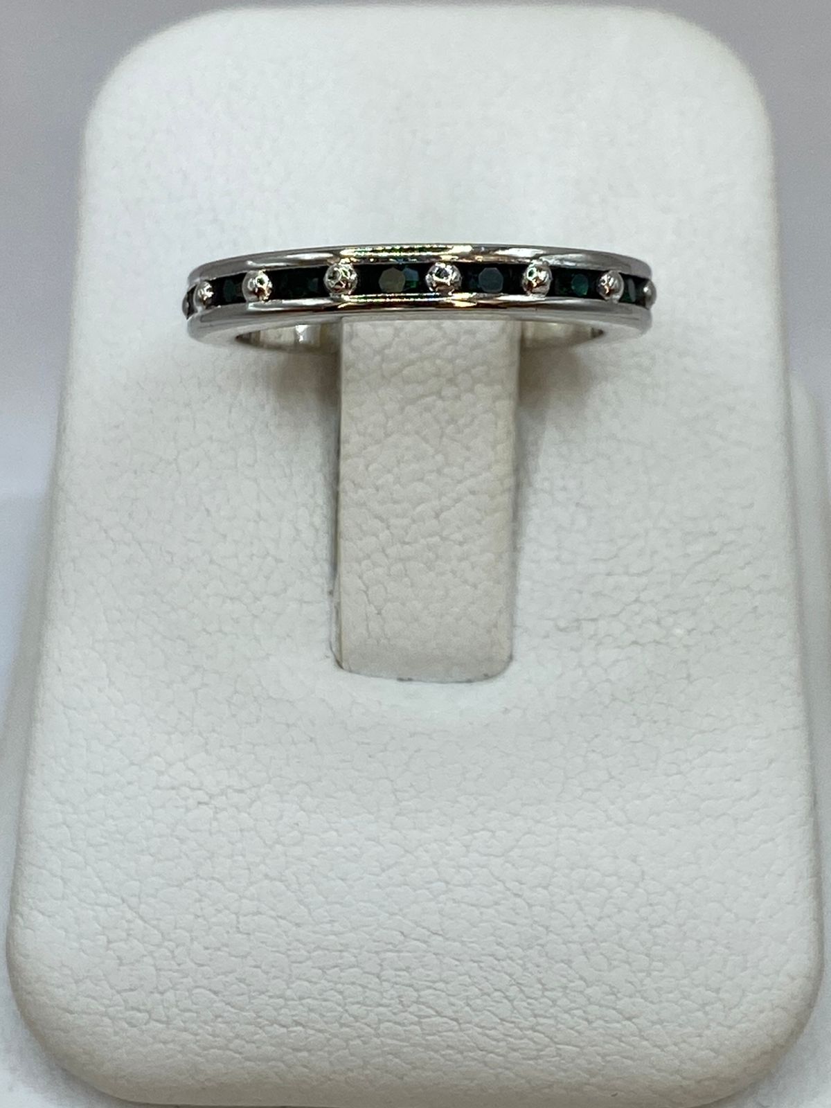 Anillo Eternity con Zirconia Verde Oscuro en Plata 925, vista de detalle