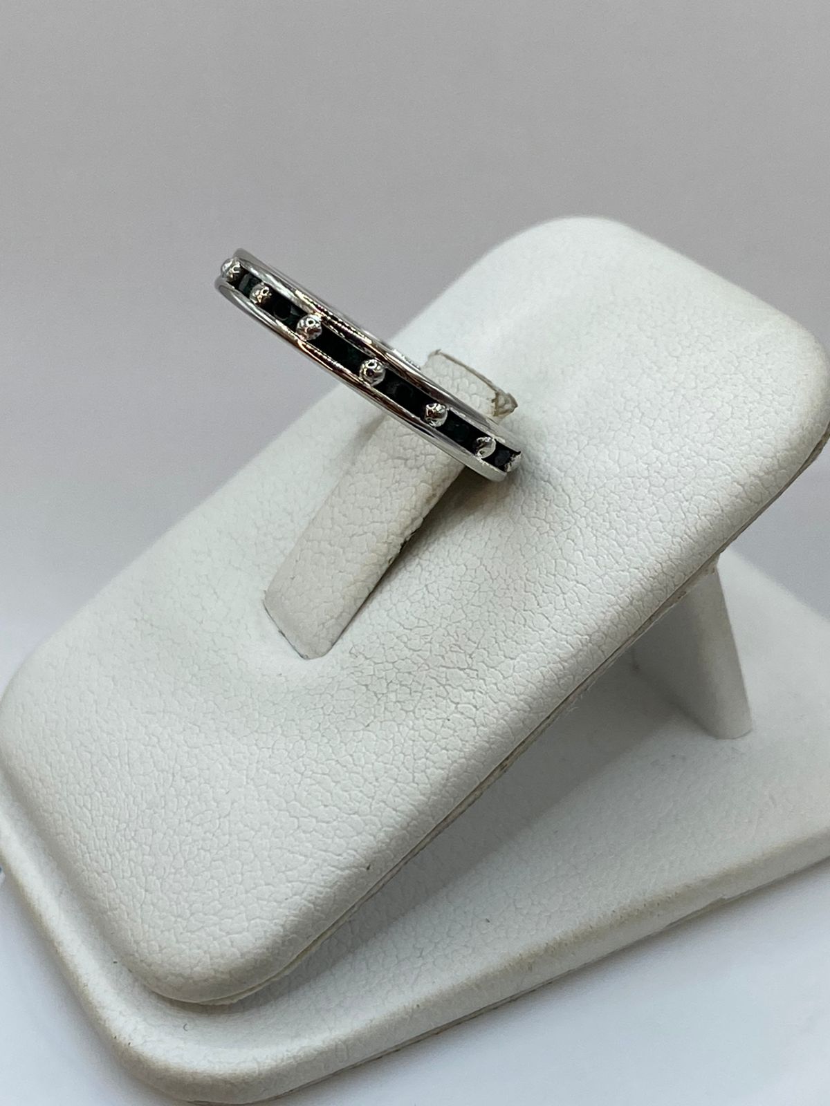 Anillo Eternity con Zirconia Verde Oscuro en Plata 925, vista lateral