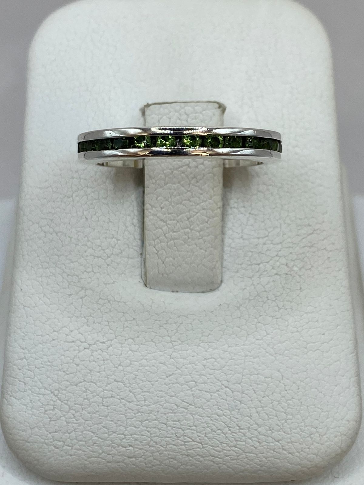 Anillo Eternity con Zirconia Verde en Plata 925 — ángulo diagonal