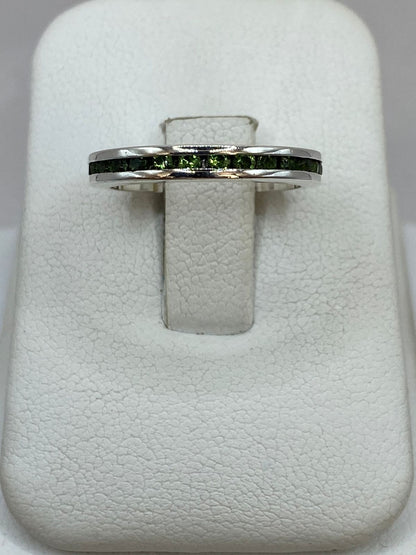 Anillo Eternity con Zirconia Verde en Plata 925 — ángulo diagonal