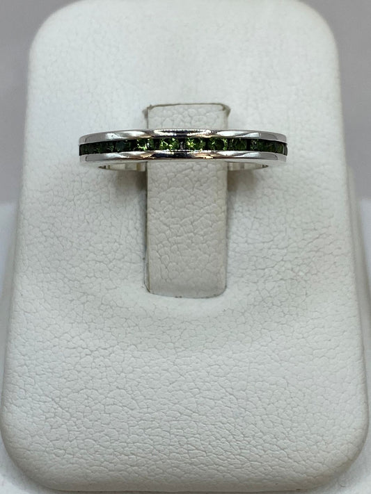 Anillo Eternity con Zirconia Verde en Plata 925 — ángulo diagonal