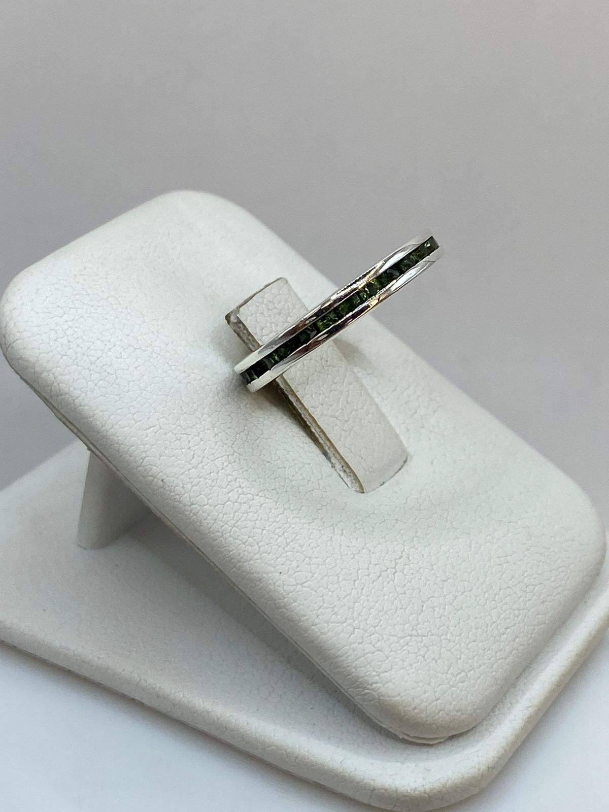 Anillo Eternity con Zirconia Verde en Plata 925, vista frontal