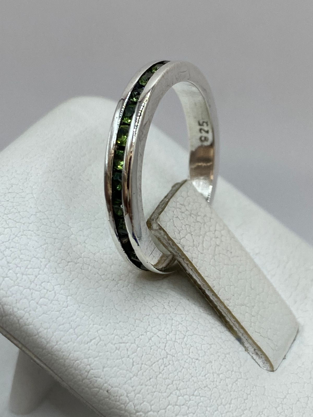Anillo Eternity con Zirconia Verde en Plata 925, vista de detalle