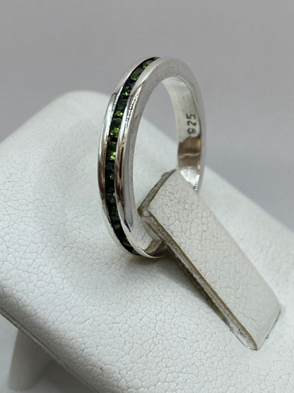 Anillo Eternity con Zirconia Verde en Plata 925, vista de detalle