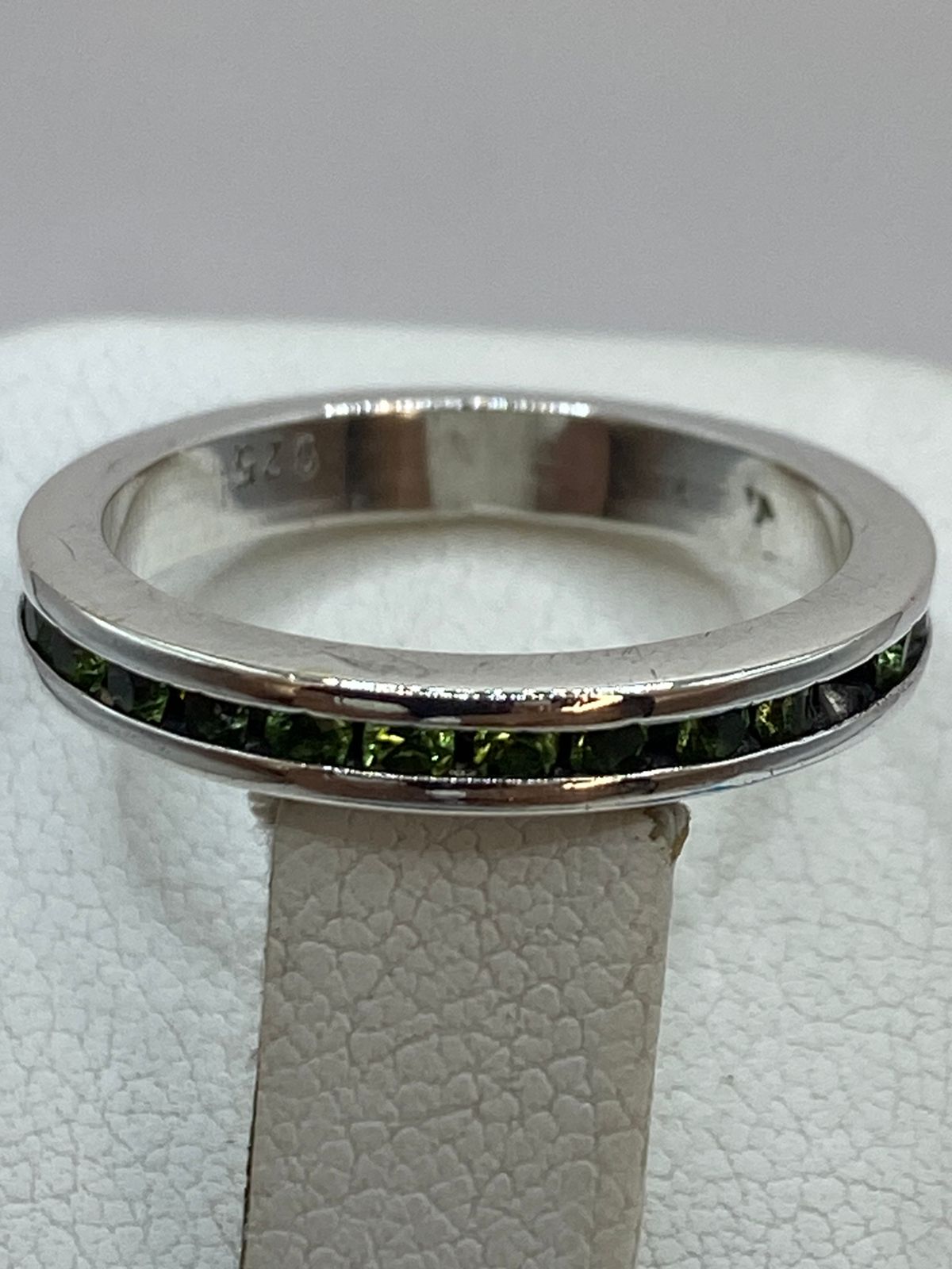 Anillo Eternity con Zirconia Verde en Plata 925, sello de autenticidad Plata Ley .925