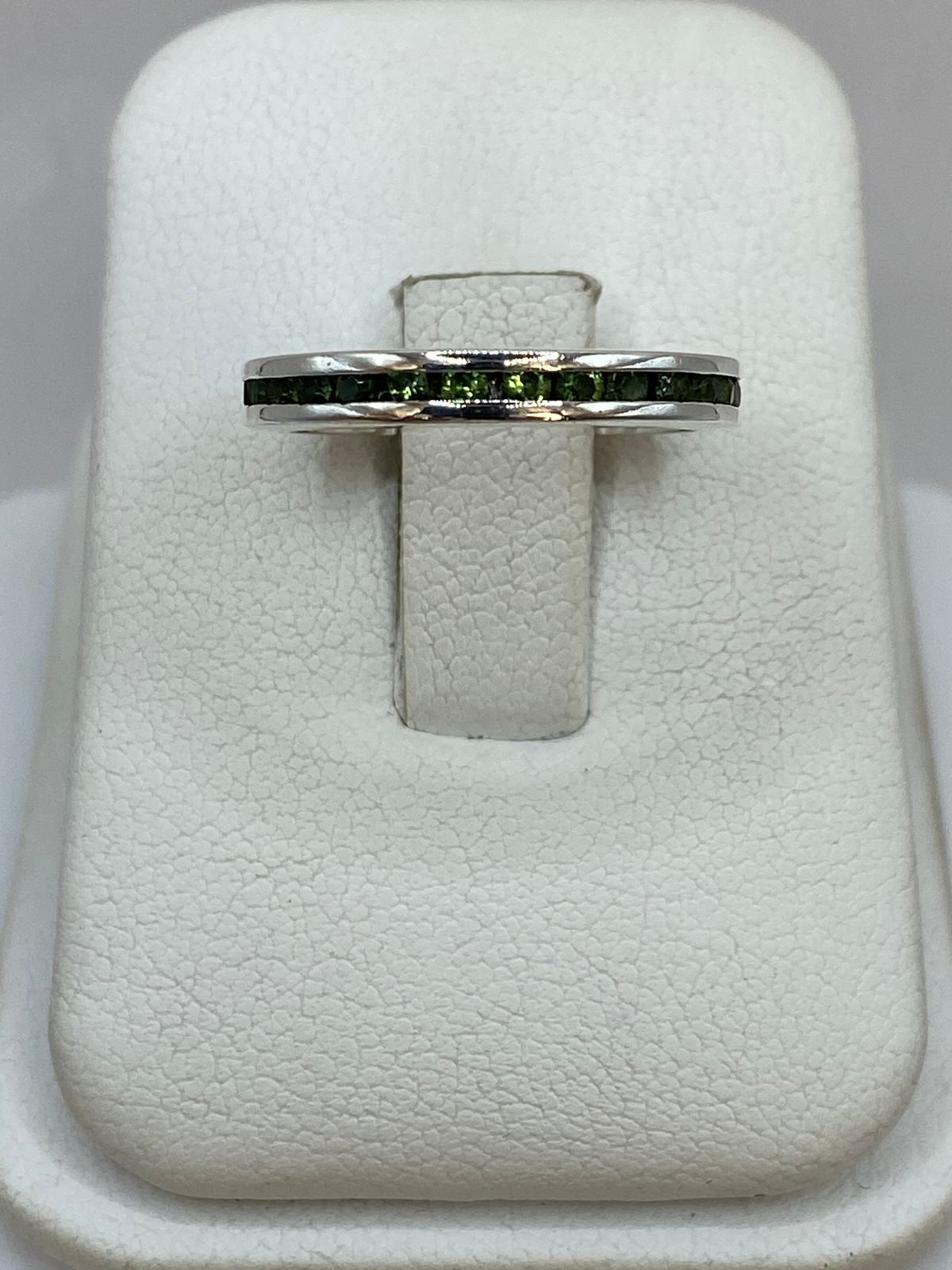 Anillo Eternity con Zirconia Verde en Plata 925, vista lateral