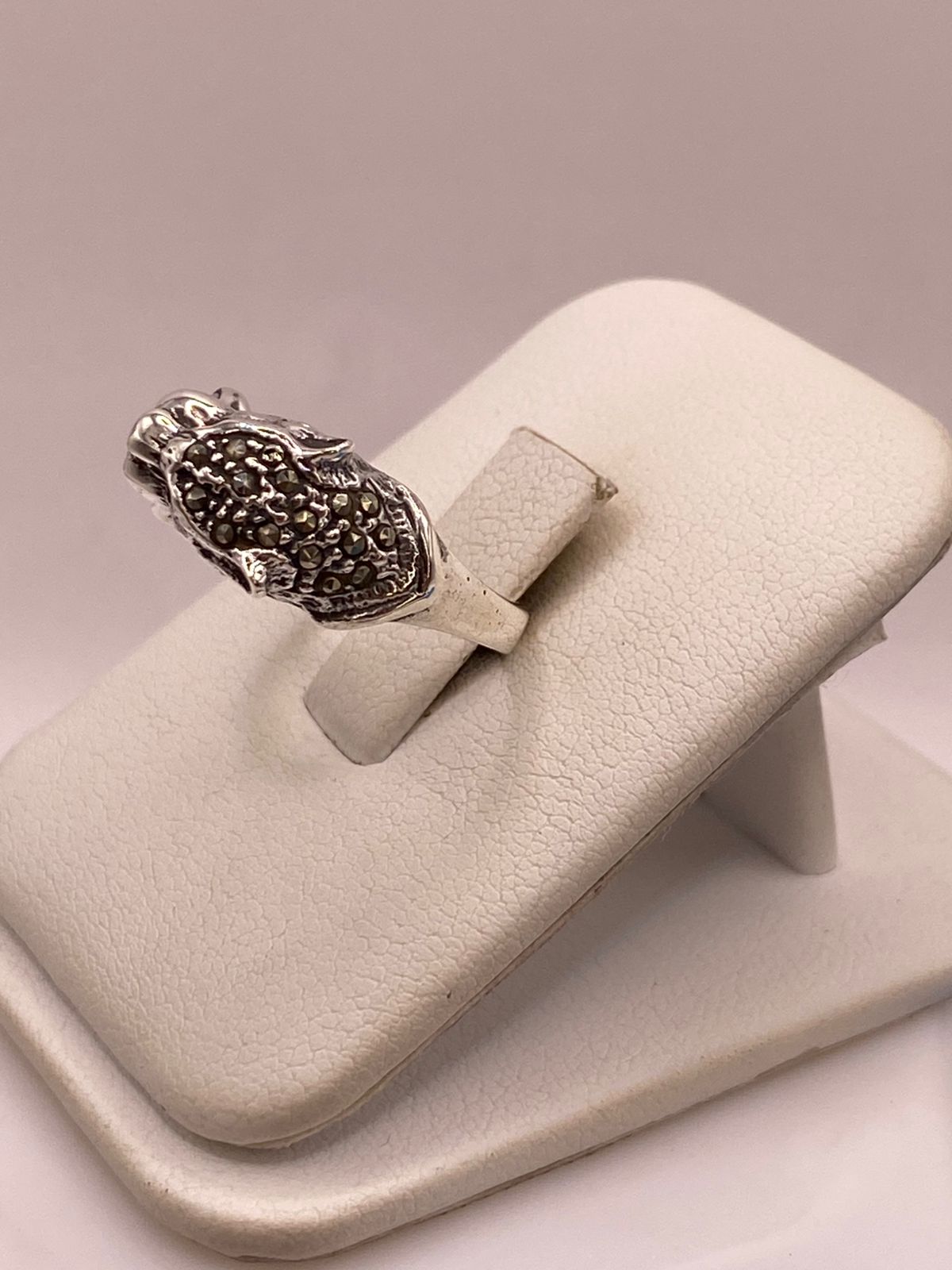 ANILLO FELINO VINTAGE CON MARQUESITAS EN PLATA LEY 925, vista de detalle