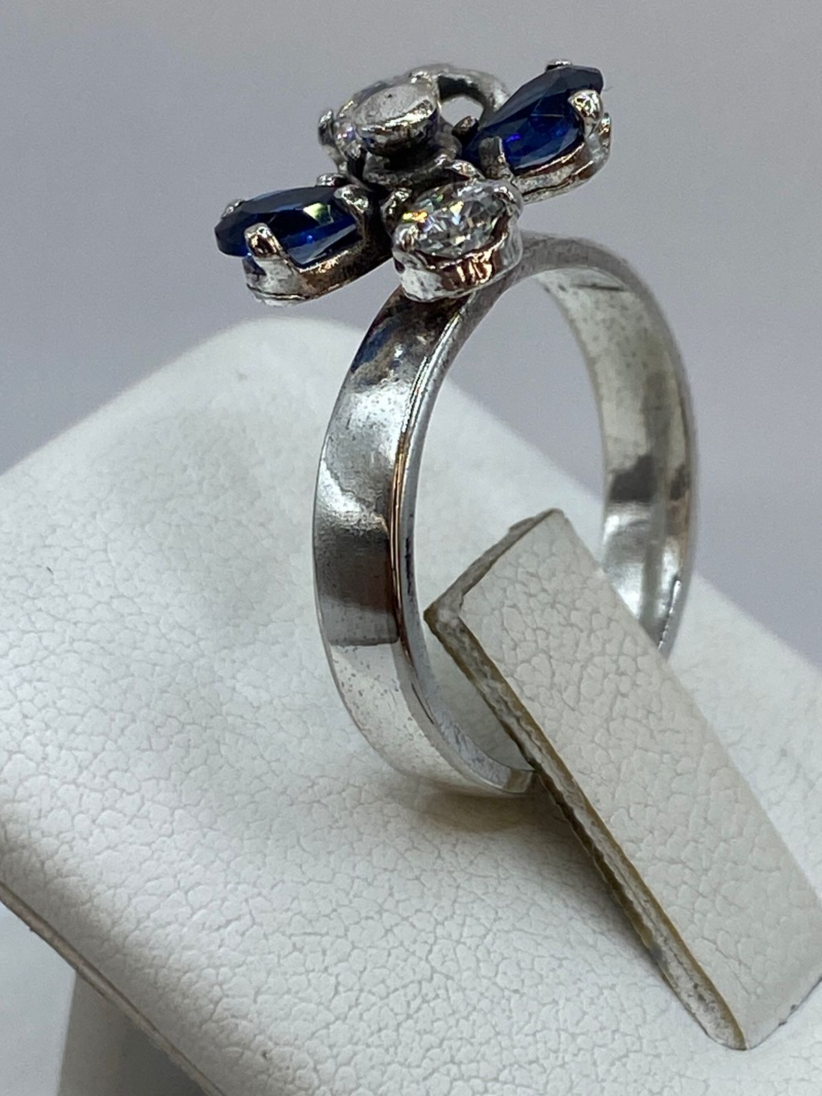 Anillo con Flor Giratoria en Plata 925, vista de detalle