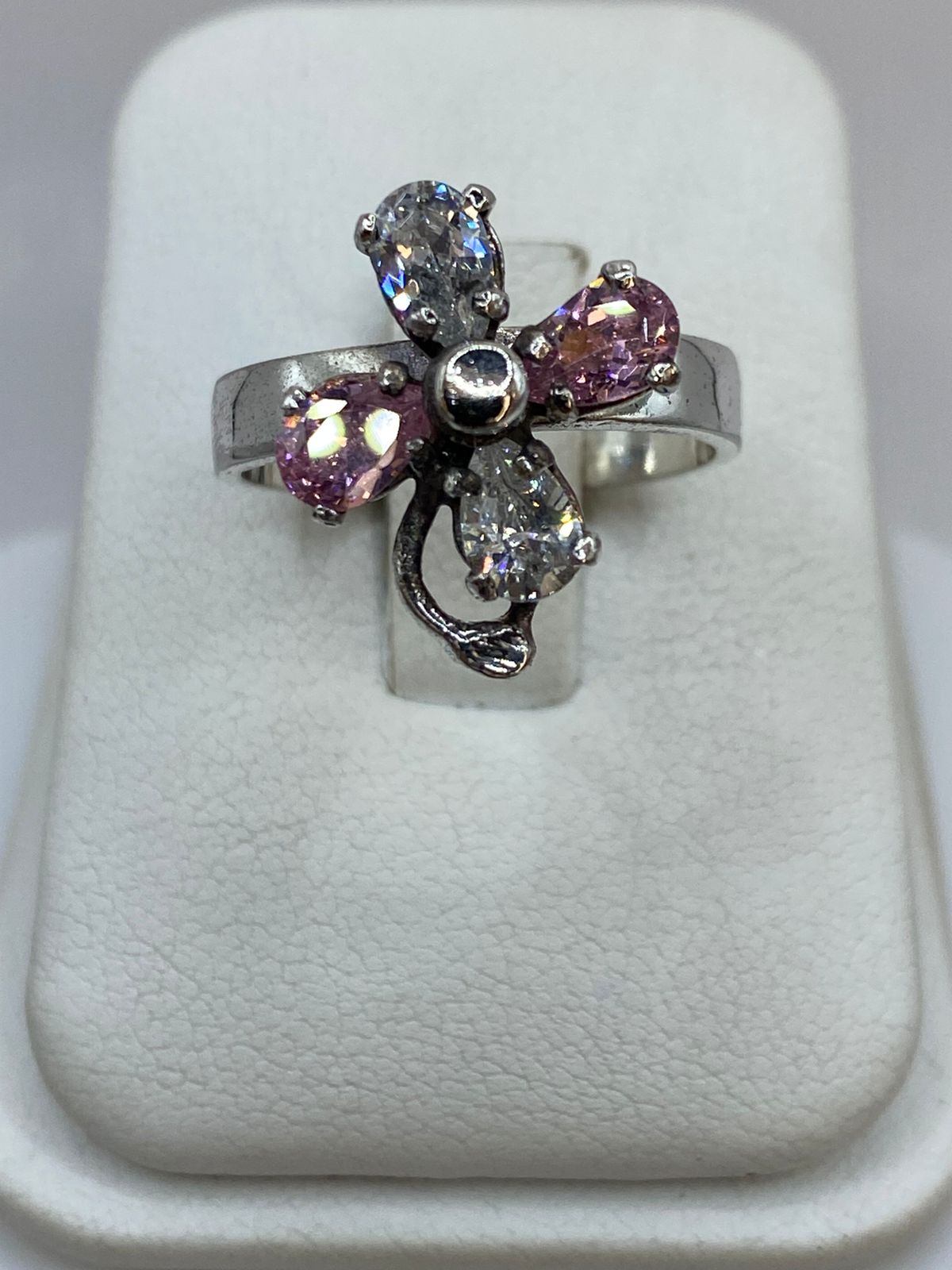Anillo con Flor Giratoria en Plata 925 en báscula mostrando peso