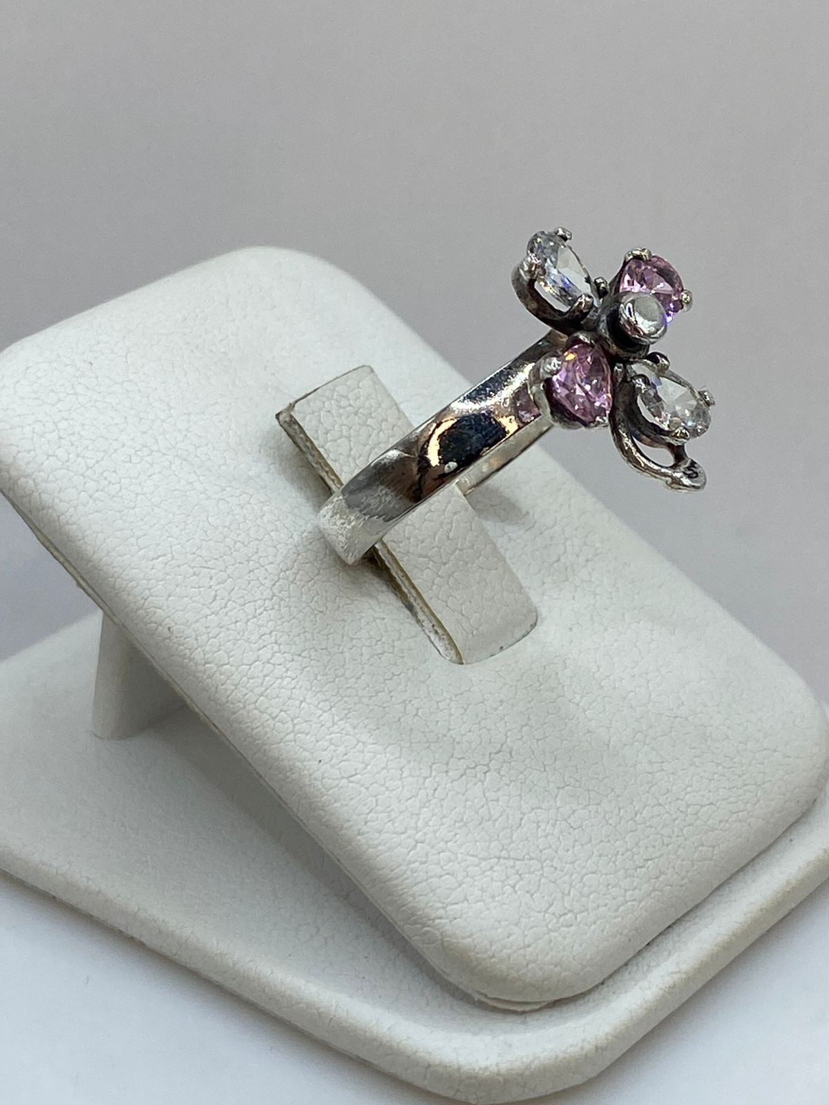 Anillo con Flor Giratoria en Plata 925, vista de detalle
