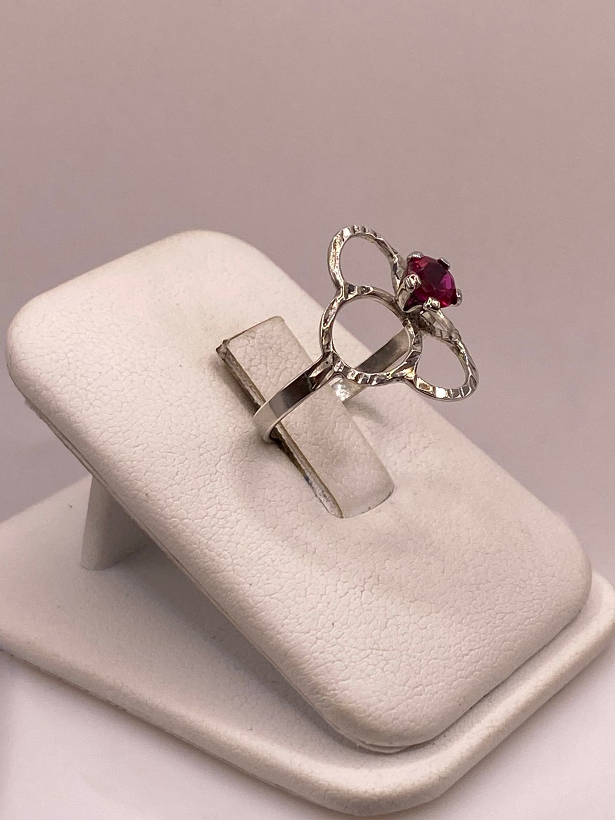 Anillo Flor Moderna con Piedra Roja en Plata 925, vista lateral
