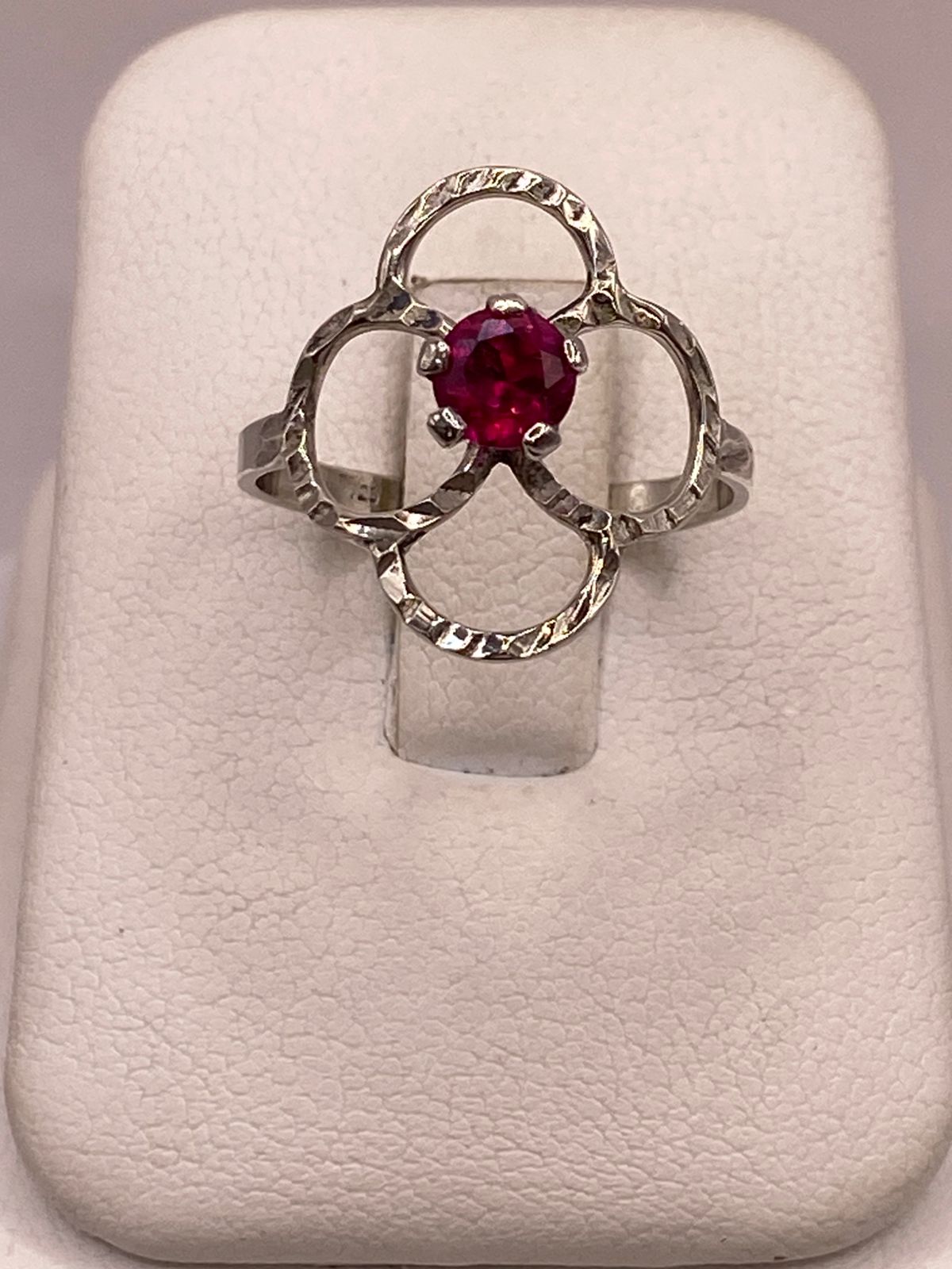 Anillo Flor Moderna con Piedra Roja en Plata 925 — ángulo diagonal
