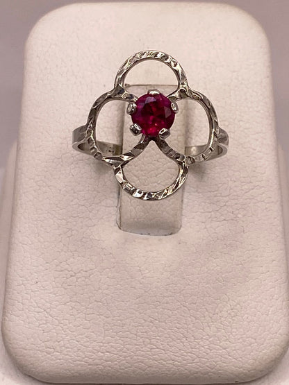 Anillo Flor Moderna con Piedra Roja en Plata 925 — ángulo diagonal