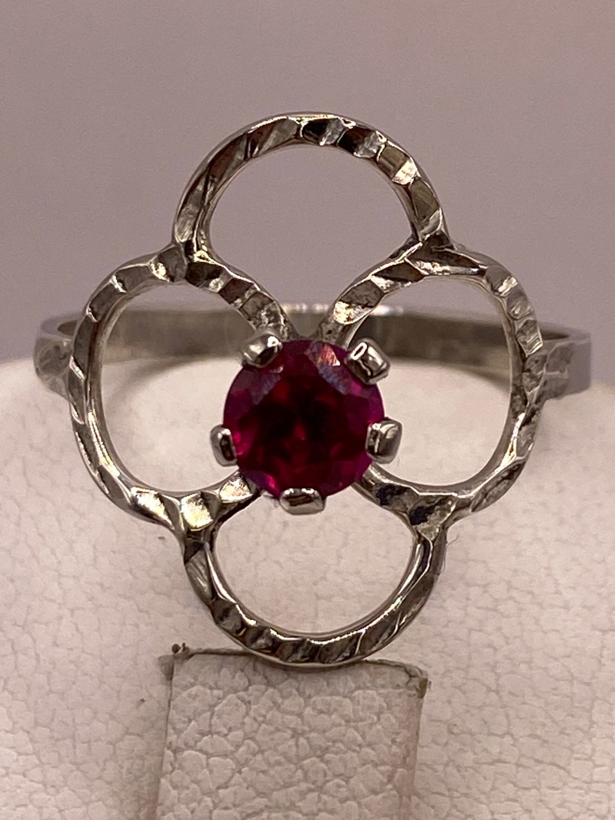 Anillo Flor Moderna con Piedra Roja en Plata 925, sello de autenticidad Plata Ley .925