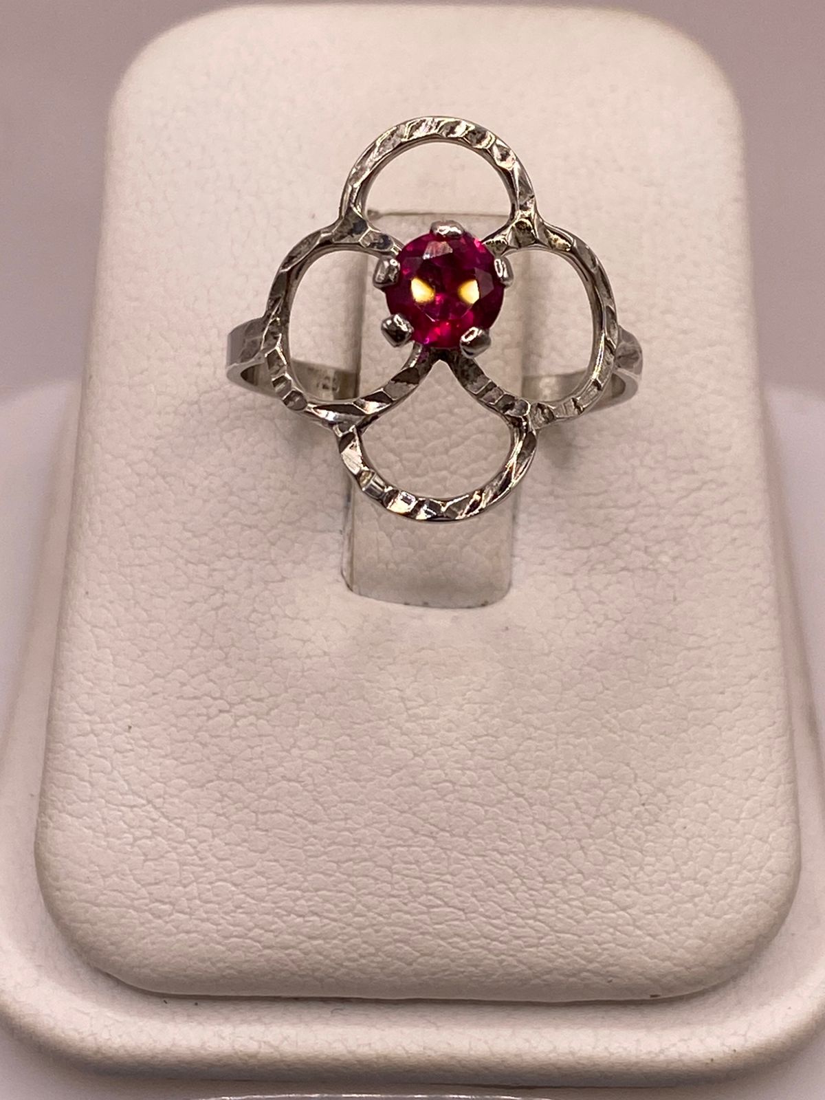 Anillo Flor Moderna con Piedra Roja en Plata 925, vista frontal