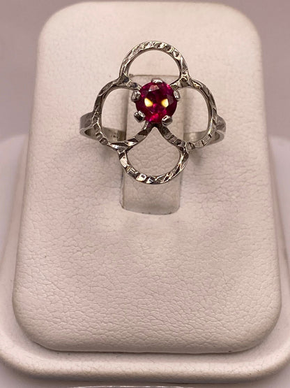 Anillo Flor Moderna con Piedra Roja en Plata 925, vista frontal