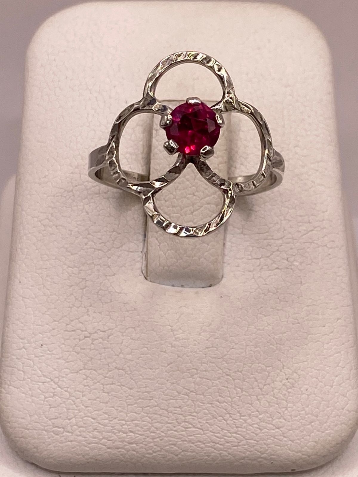 Anillo Flor Moderna con Piedra Roja en Plata 925, vista de detalle