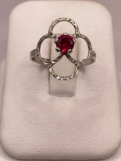 Anillo Flor Moderna con Piedra Roja en Plata 925, vista de detalle