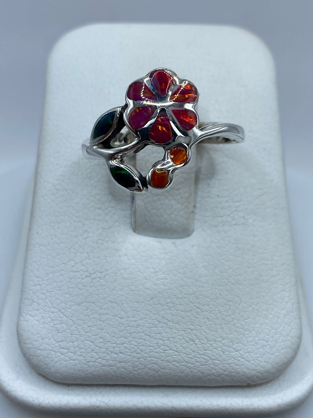 Anillo Flor de Plata Ley 925 con Ópalo de Fuego y Zirconia, vista frontal