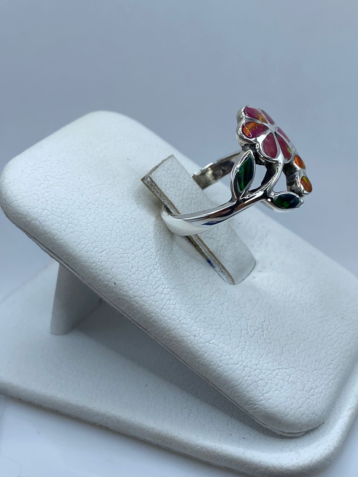 Anillo Flor de Plata Ley 925 con Ópalo de Fuego y Zirconia, vista de detalle