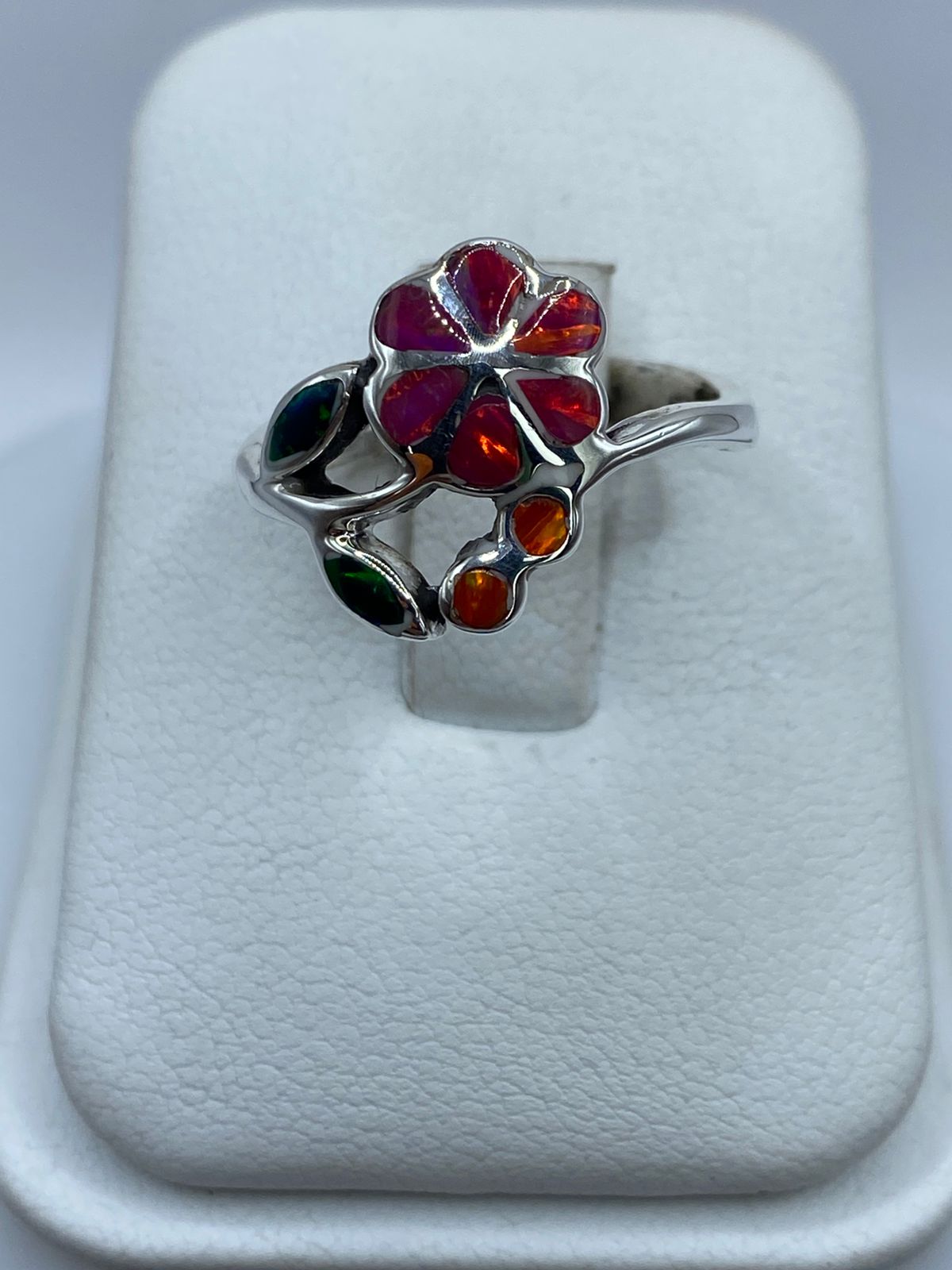 Anillo Flor de Plata Ley 925 con Ópalo de Fuego y Zirconia en báscula mostrando peso