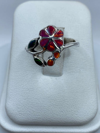 Anillo Flor de Plata Ley 925 con Ópalo de Fuego y Zirconia en báscula mostrando peso