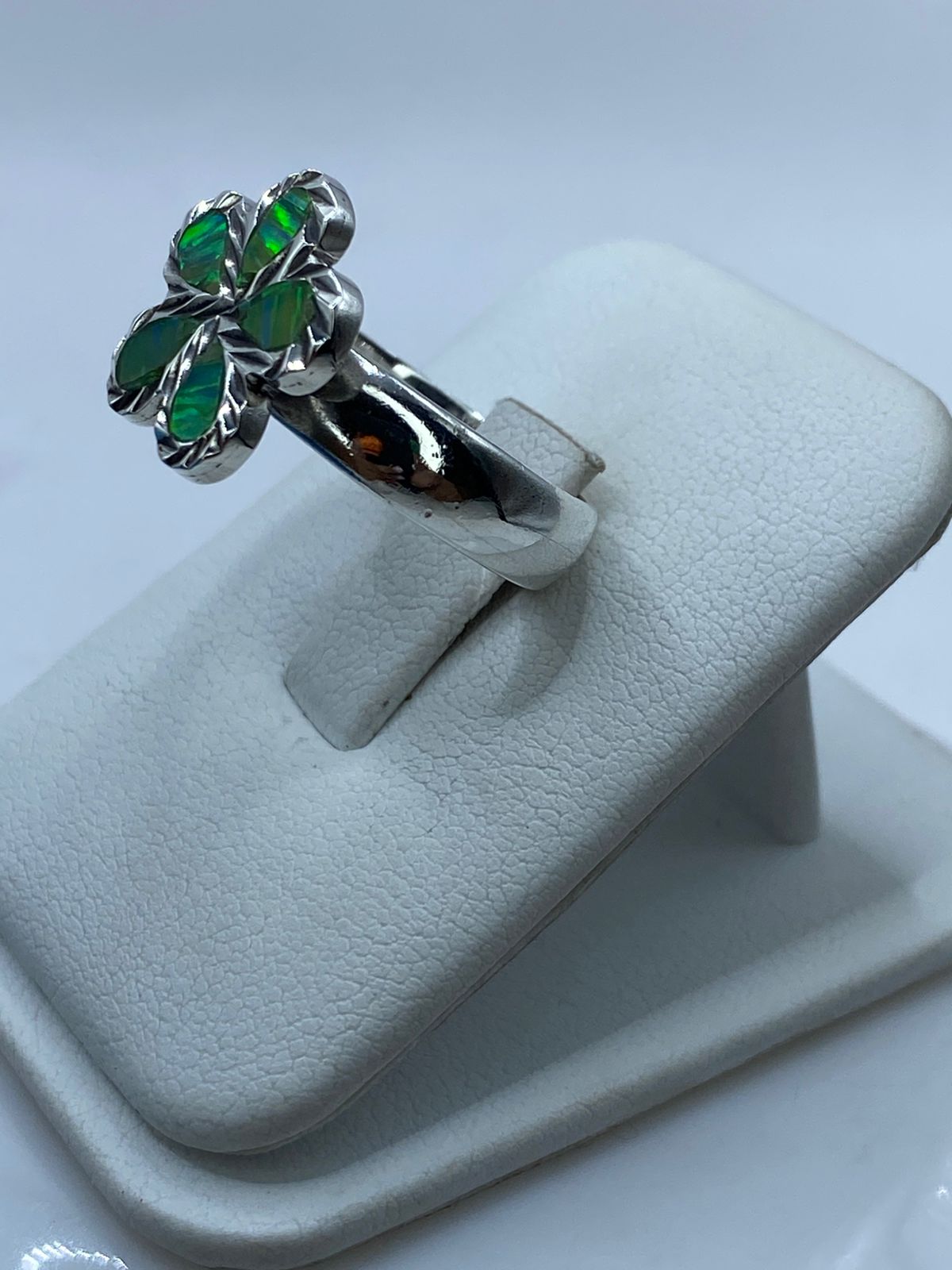 Anillo Flor de Plata .950 con Ópalo de Fuego, vista lateral