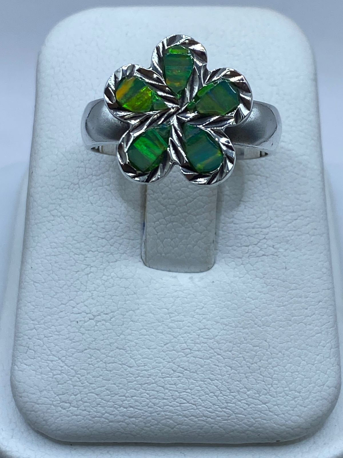 Anillo Flor de Plata .950 con Ópalo de Fuego en báscula mostrando peso