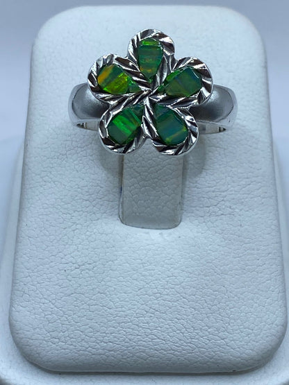 Anillo Flor de Plata .950 con Ópalo de Fuego en báscula mostrando peso